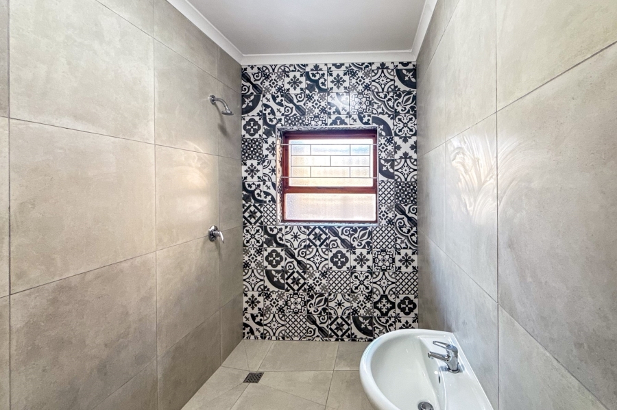 5 Bedroom Property for Sale in Monte Vista Western Cape